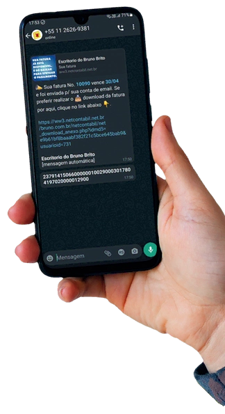 mo segurando smartphone com whatsapp recebendo uma cobrana